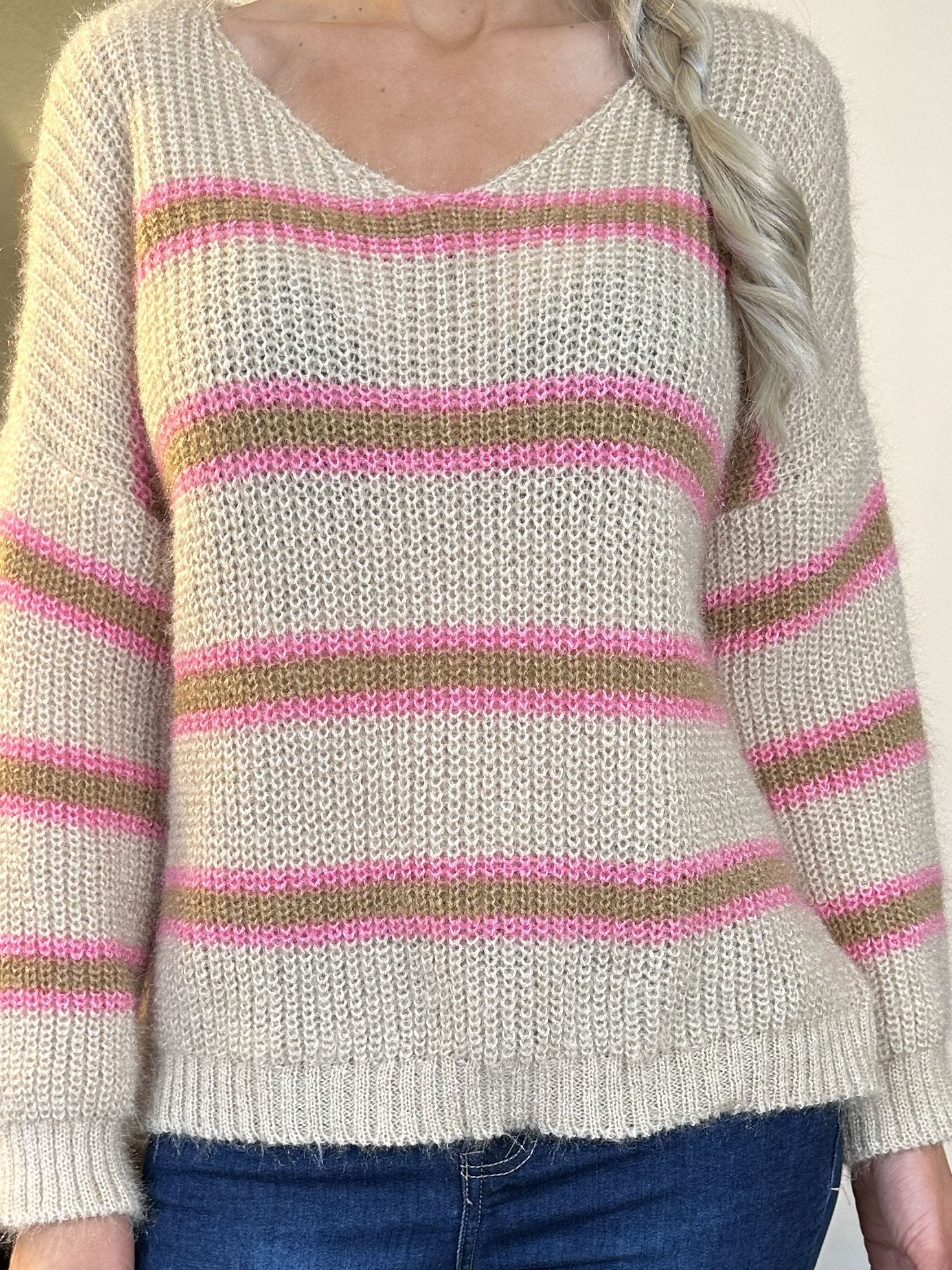 Nemo - Söt stickning med färgade ränder och v-ringning - Black